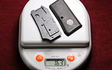 金属製のグリップは163g