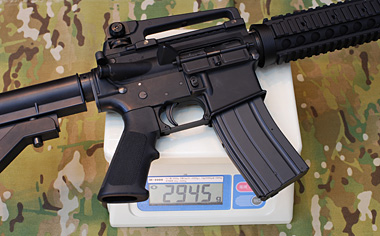 マガジンを装填しての総重量は2945g