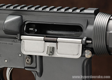 ボルトキャリアが後退