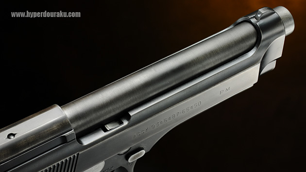 スライド上部が大きくえぐられたような独特のデザイン