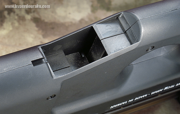 チェンバーの真下から排莢