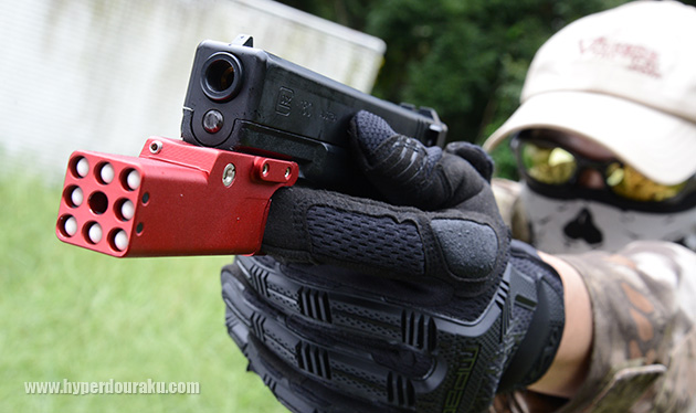 両手でハンドガンを構え