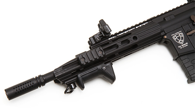 細身のハンドガードはCNC加工によるAPS社のオリジナル