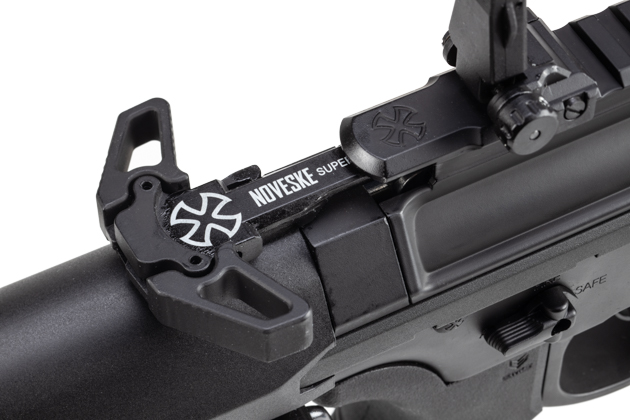 チャージングハンドル