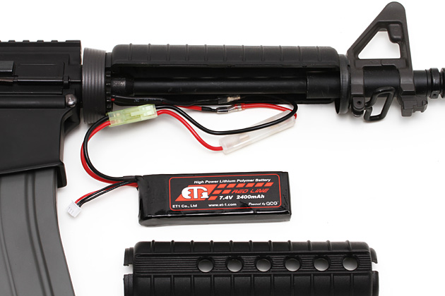 バッテリーはハンドガードの中に収納