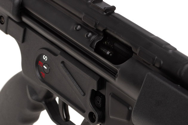 プレス加工されたスチール板