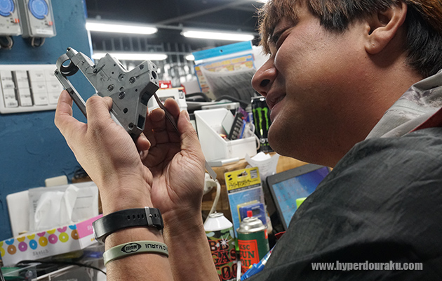 回転がスムーズかを確認