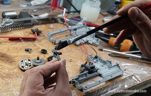 グリスを塗って