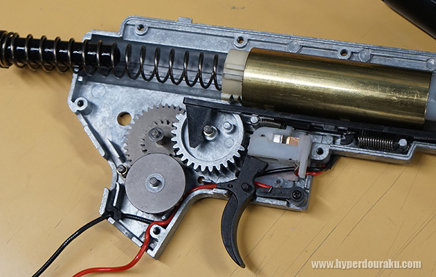 モーターが18回転すると、セクターギアが1回転