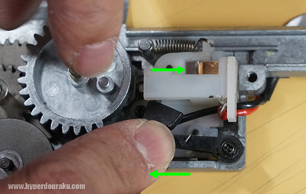 スイッチが動いて接点