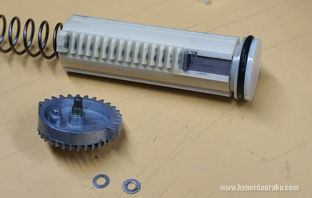 ピストンは樹脂製