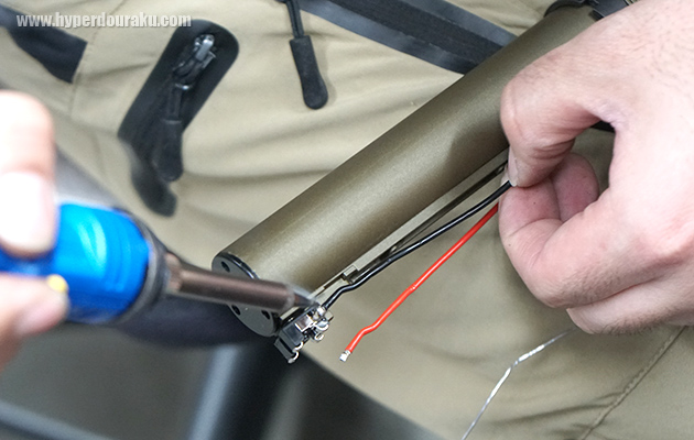 コードを端子から外す