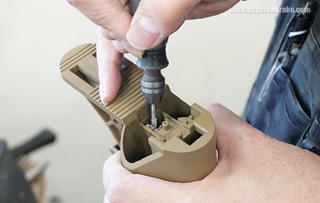 リューターで穴を開ける