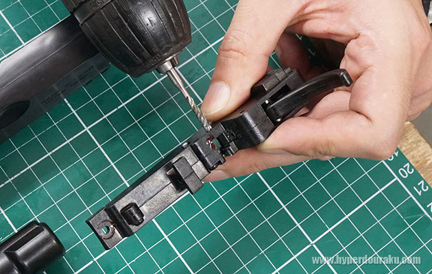 トリガーハウジングにタップ