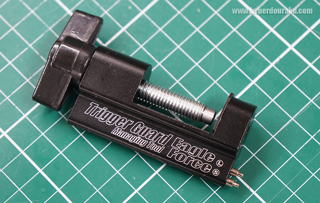 トリガーガードピンを抜くためのツール