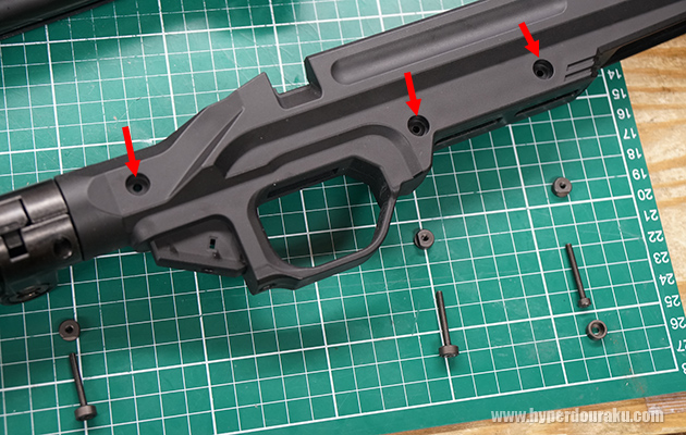 3本のネジを取り外す