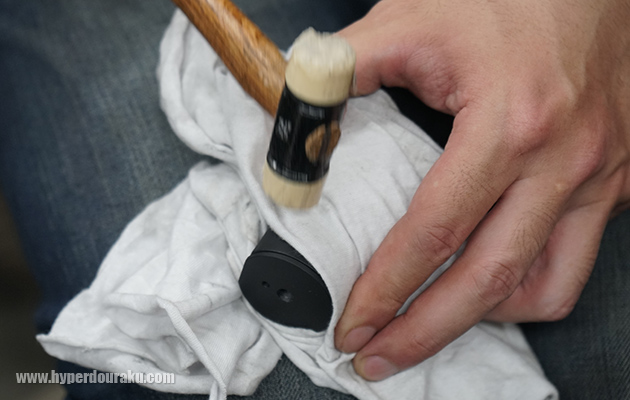 プラハンマーなどで軽く叩き