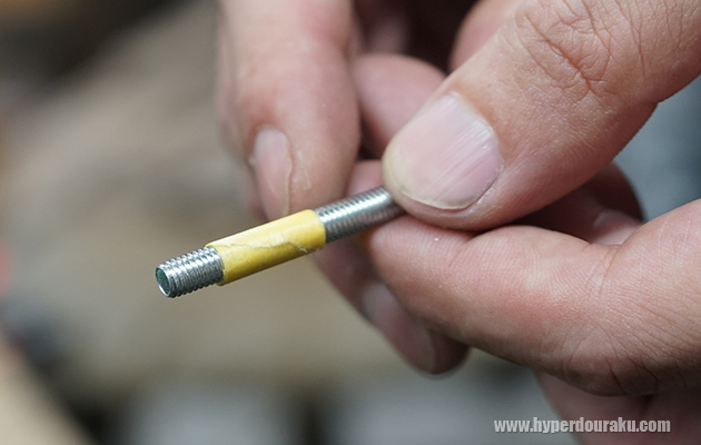 少しネジをカット