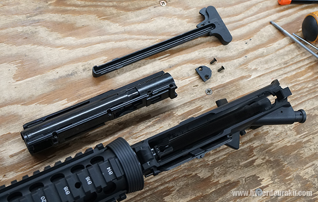 シリンダーアッシーとチャージングハンドル