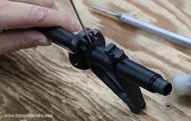 ベースを固定しているイモネジ