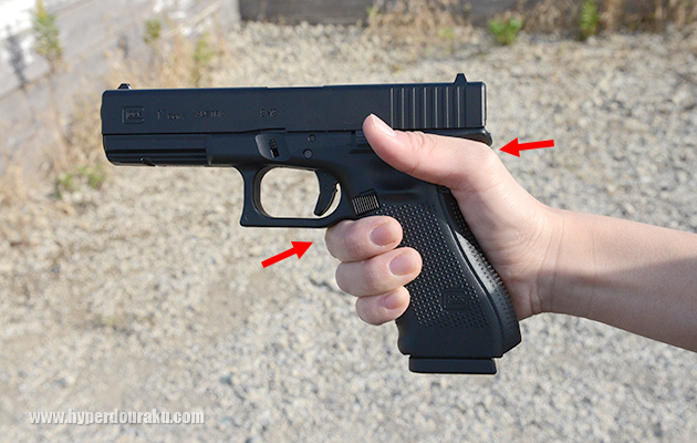 利き手でグリップ