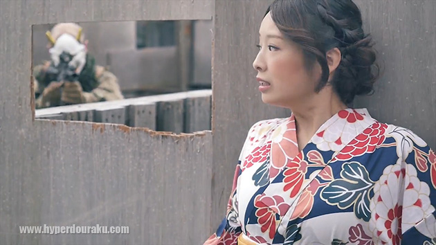 浴衣姿で追われる