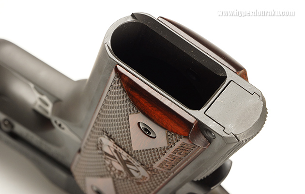 マガジンウエルの傾斜も最低条件だ。