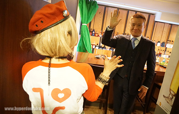 スーツ姿のボスがお出迎え