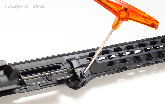 ４mmのレンチで締めて固定