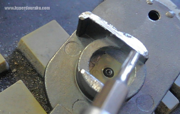 リューターで削る