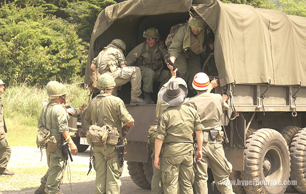 兵員輸送車へ乗り込んで