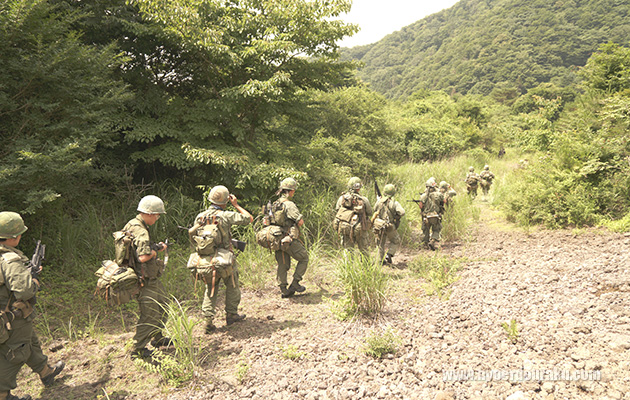 ベトナムのジャングルを進軍