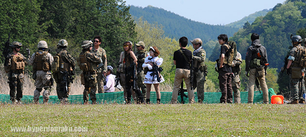 滑走路脇で待機する兵士達
