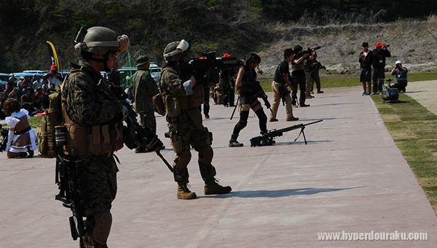 一列に並んで射撃準備を整える