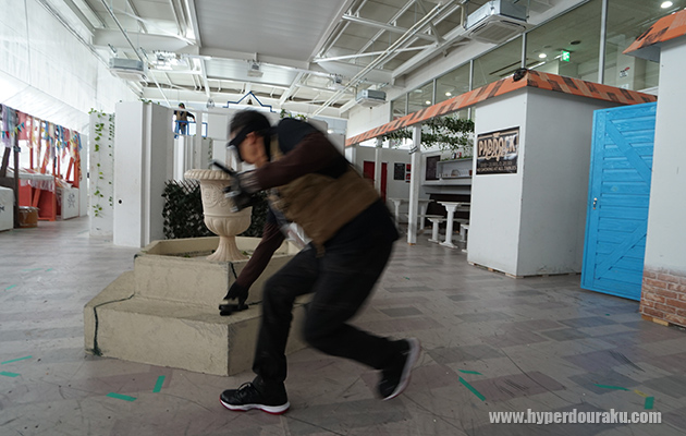 ゾンビを交わしながら街