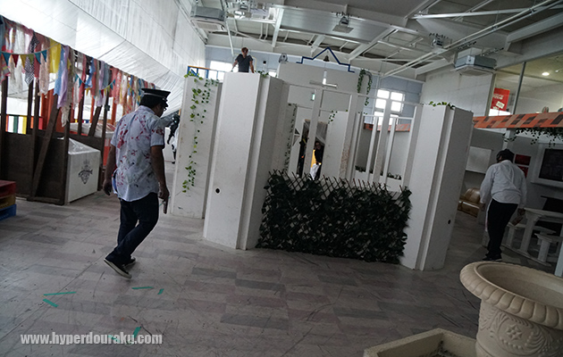 徘徊するゾンビから逃れつつ