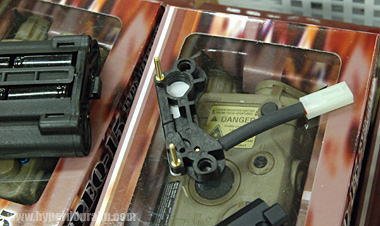 充電は付属の専用コネクタで