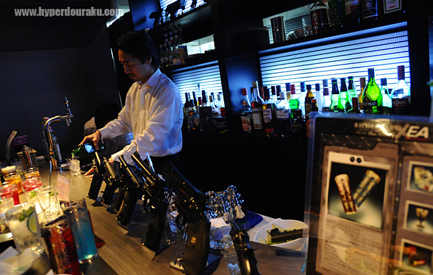 カウンターではたくさんのお酒のボトルとトイガン