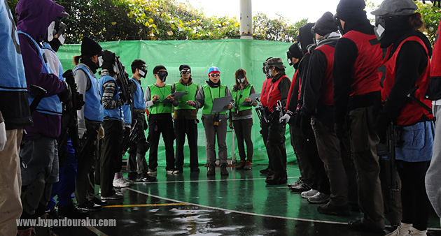 フィールドに各チームが1列に集合