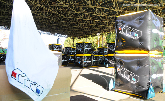 廃校敷地内のバスケットボールコート