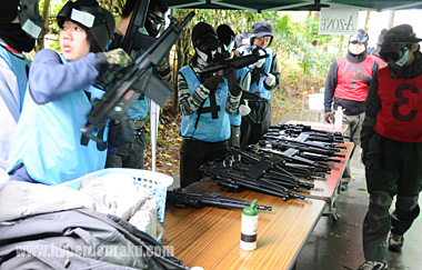 提供された電動ガンを受け取る