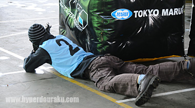 プローンで敵を狙撃する