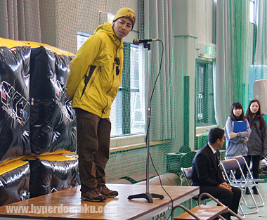 挨拶する日本フラッグハント協会代表の湯村淳