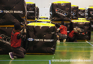 エアバンカーと呼ばれる障害物に身を隠してエアガンを撃ちまくる