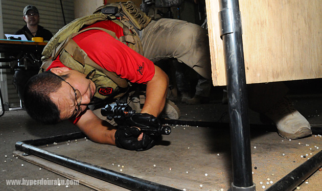 ハンドガンの低い姿勢での射撃