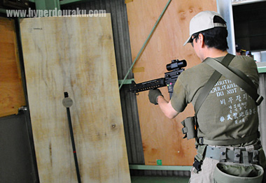 ドアノブを想定したターゲットを撃つ