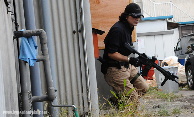 ドアを開けて倉庫の外へ飛び出す