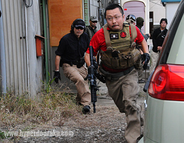 隣の倉庫のドアまで15mくらい全力疾走