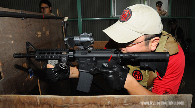 左手の親指を矢印のようにしてセレクターを操作