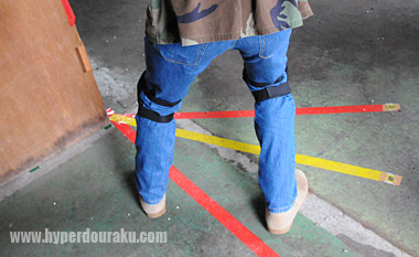 足下にはテープがラインが貼ってあり